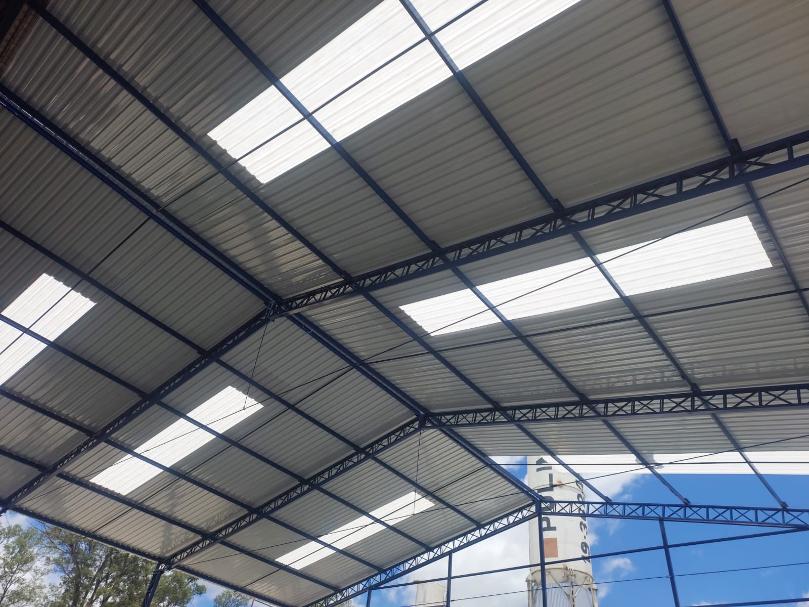 Teto de galpão aberto fabricado pela MV Estruturas Metálicas
